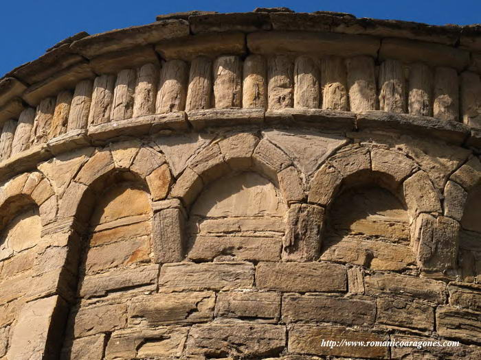 DETALLE DEL FRISO DE BAQUETONES Y ARQUILLOS CIEGOS.